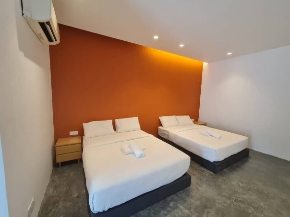 sinar eco 2 queen beds room with orange painted wall