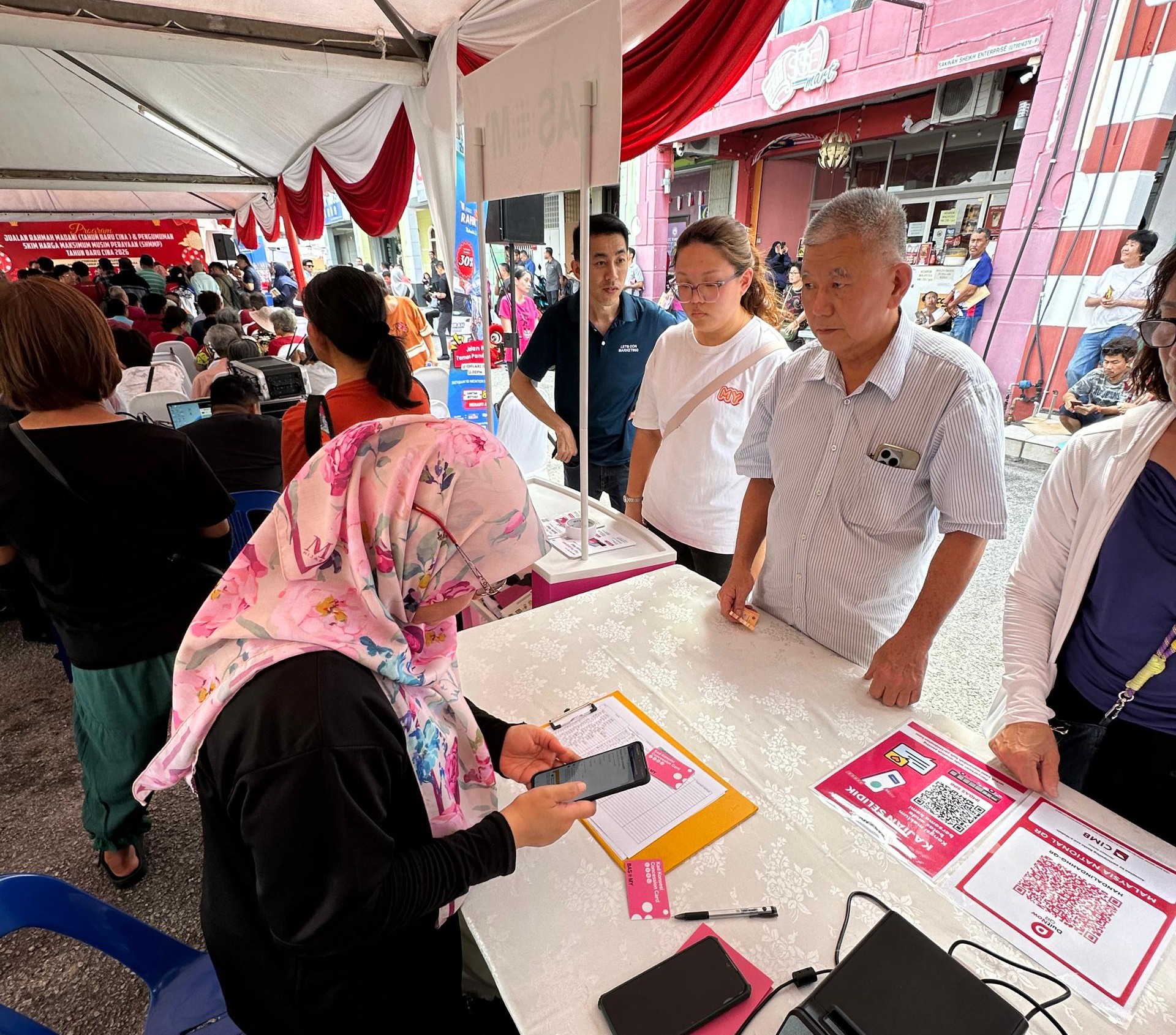 Handal Indah Opens Registration Booth for Kad Konsesi and Kad 30 Hari at Jualan Rahmah Madani